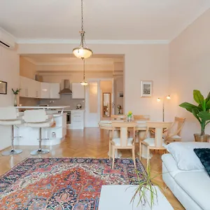 Apartman View To The Roofs Luxury With 2 Bedrooms, Budapest